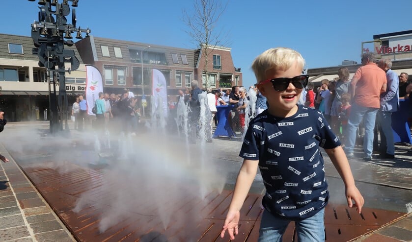 Het nieuwe waterelement is een echte blikvanger op het plein. Vooral de jeugd vond de fontein erg interessant. (Foto: Spa Media)