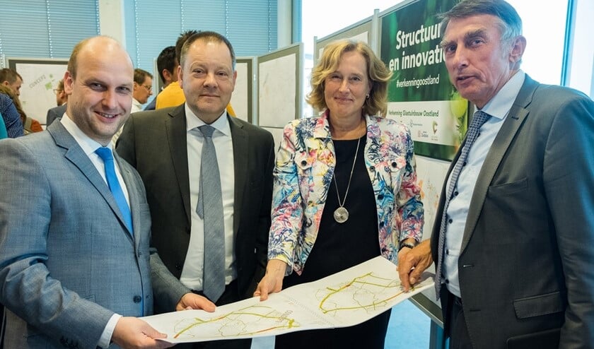 Gedeputeerde van de provincie Adri Bom-Lemstra met drie wethouders van de deelnemende gemeenten.