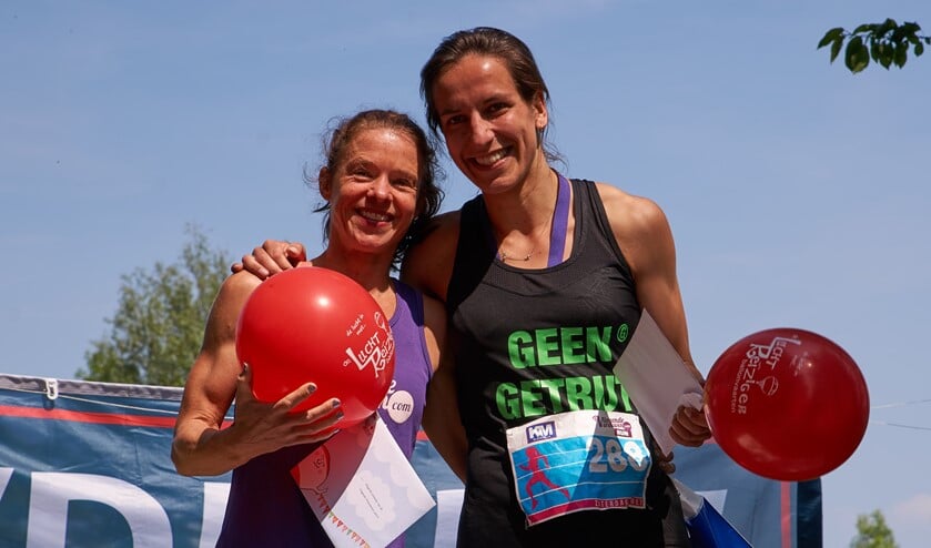Loes Lunen (links) won de 5 kilometer en Annick Taselaar won de 10 kilometer. (Foto: John van Amsterdam)