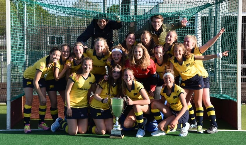 De meiden van HBR B1 vieren het kampioenschap.