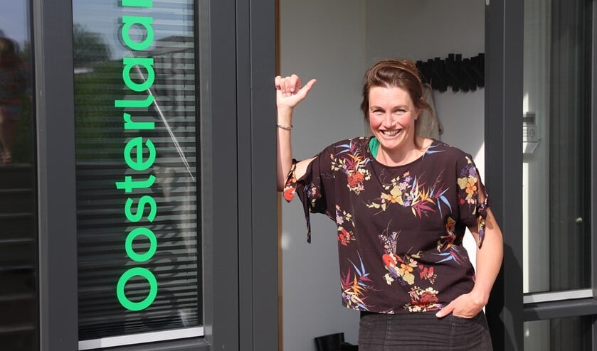 Minke Oosterlaan bij haar fraaie duurzame kantoor waar ze met haar team heel prettig werkt.