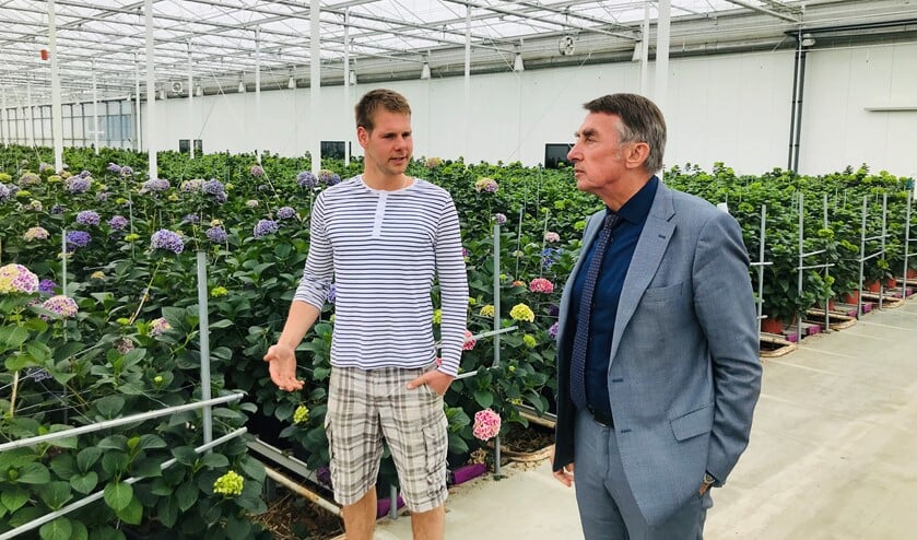 Wethouder Abee in gesprek met Richard Kouwenhoven.
