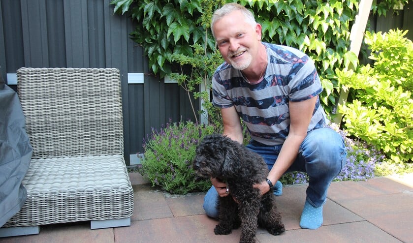 Maarten met Eddy, een lieve Labradoedel die hij overnam van een klant.