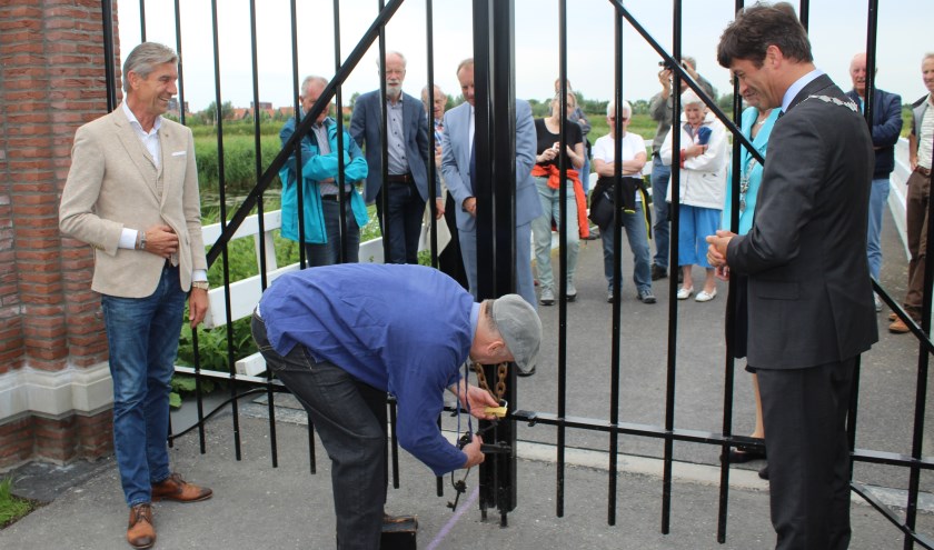 Burgemeester Van de Stadt wacht tot hij burgemeester Ravestein van Pijnacker-Nootdorp de hand kan schudden. (Foto: PvdA Lansingerland)