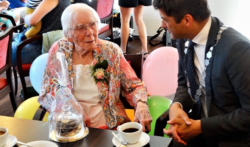 Mevrouw Meeuwse in gesprek met burgemeester Van de Stadt.