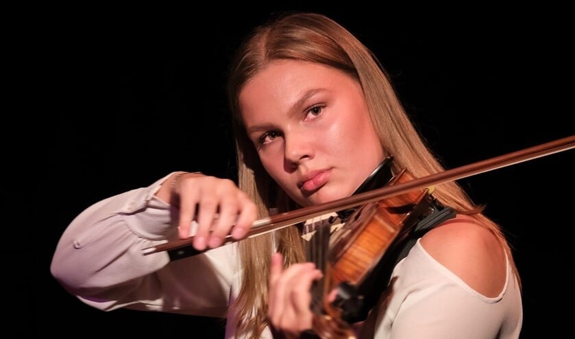 De winnares van de eerste editie van de DEB Challenge, Nola Sloot. (Foto: Theater 't Web/Jaap Koole).