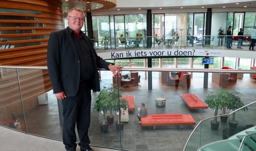 De slogan die te lezen is in het gemeentehuis ‘Kan ik iets voor u doen?’ is Bob op het lijf geschreven.