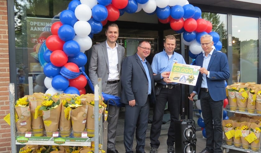 Jaco Blom van Royal Lemkes overhandigt de cheque. De actie loopt ook bij de Aldi in Berkel en Rodenrijs.