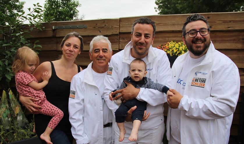 Van links naar rechts: Rianka met Nefeli, Nikolaos, Vasileios met Nikos en Alexandros.