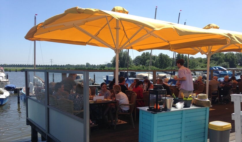 De vrijwilligers van Humanitas Home-Start genieten van een lunch bij restaurant Meerenbos in Bleiswijk.