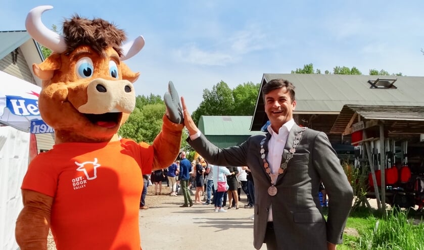Van de Stadt bij de opening van de Berghut bij Outdoor Valley.