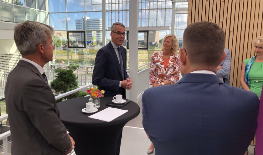 Secretaris-generaal Jan-Kees Goet van het Ministerie van Landbouw, Natuur en Voedselkwaliteit tijdens het werkbezoek. (Foto: Greenport West-Holland)