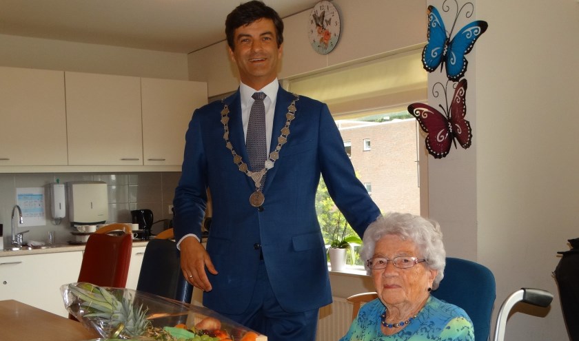 Annie van Duijn praat burgemeester Van de Stadt bij over ‘die goede oude tijd’.