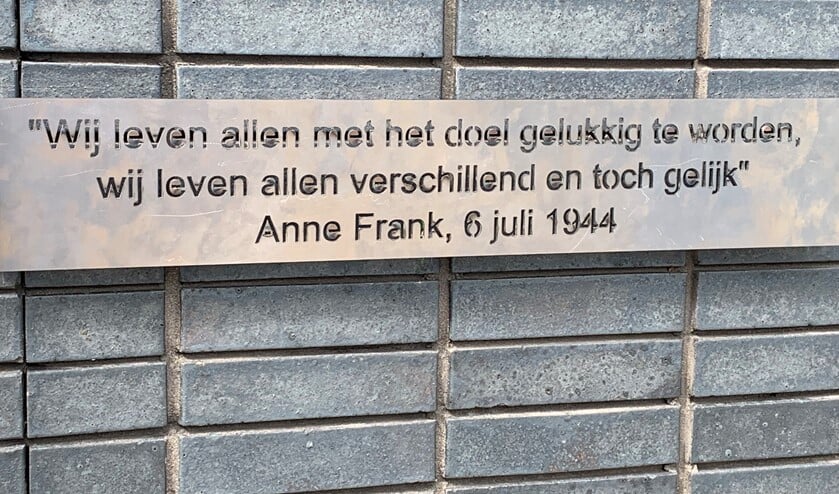 Op de buitenmuur is een plaquette aangebracht.