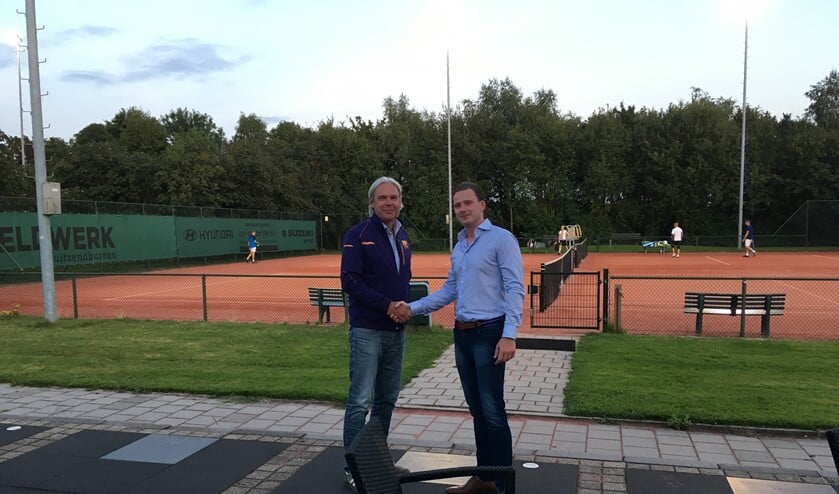 Dave Bergwerff met voorzitter Joost Oudshoorn van Triomf.