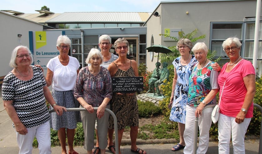Deze vrouwen zijn vanaf het prille begin vrijwilliger bij De Leeuwerik onder leiding van Tonnie Oosterlaan die al twaalf jaar ‘de boel’ coördineert. Van links naar rechts: Lenny, Tonnie, Nel, Tineke, Wil, Annie, Riet en Ina.