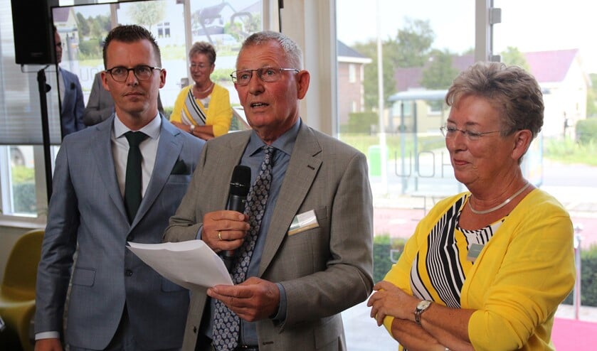 Joop Houweling nam afscheid. Rechts echtgenote Elly en links zoon/opvolger Jan.