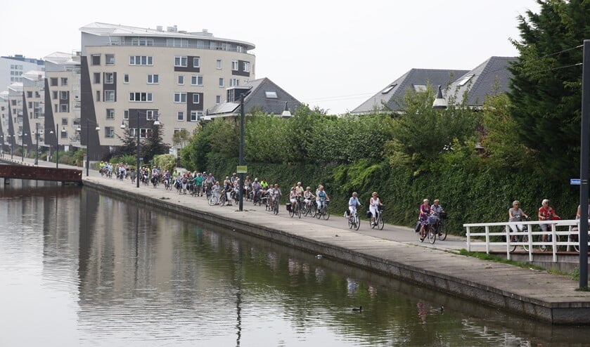 Een lang lint van fietsers door Lansingerland.