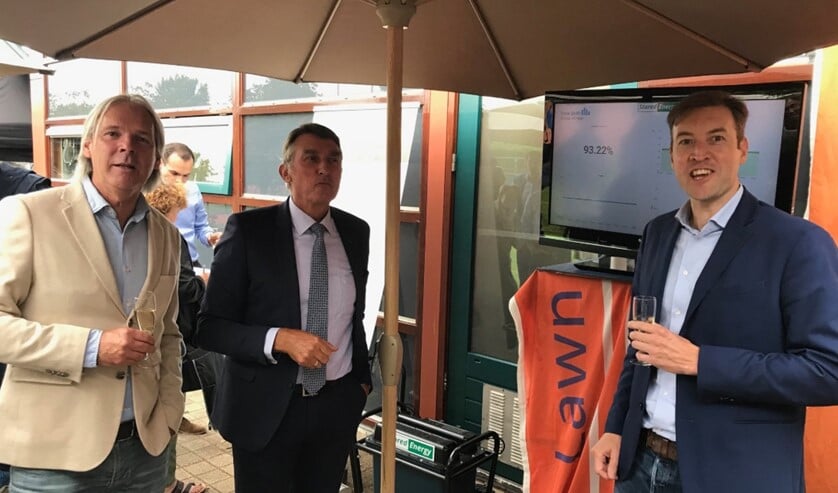 Wethouder Abee lanceert de 'Triomfbatterij' bij tennisclub LTC Triomf. (Foto: Twitter/@Abee_Albert)