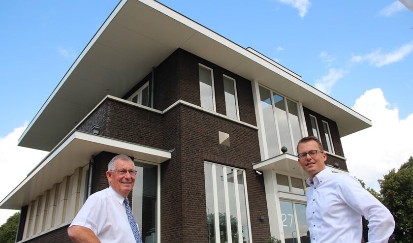 Joop en Jan Houweling bij het eigen kantoor aan de Hoekeindseweg.