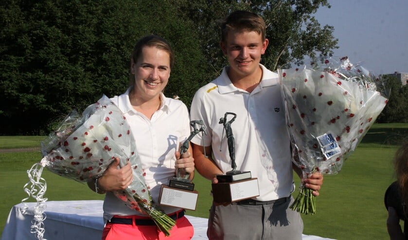 Winnaars Michelle Wouters en Maik Spoor met hun welverdiende trofee.