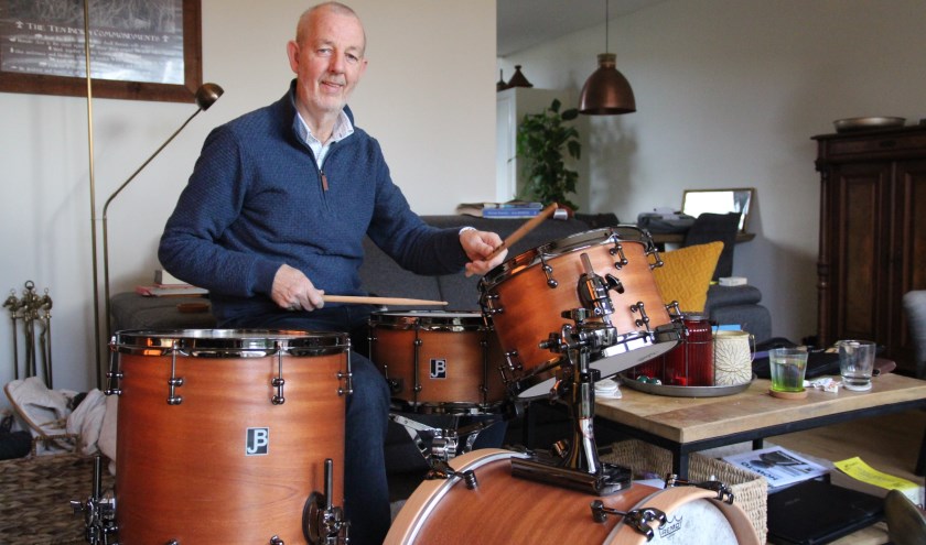 Peter achter zijn zelfgemaakte drumstel dat over een warme klank beschikt.