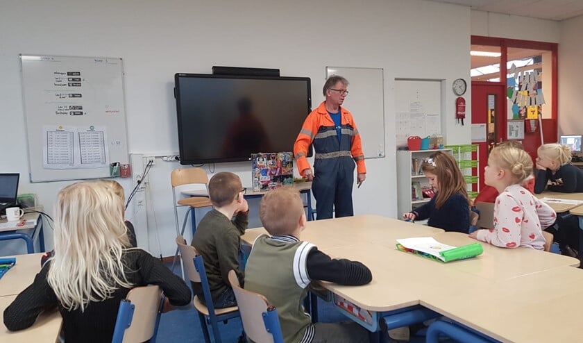 'Koos de Vuilnisman' vertelde de kinderen over duurzaamheid. (Foto: PR)