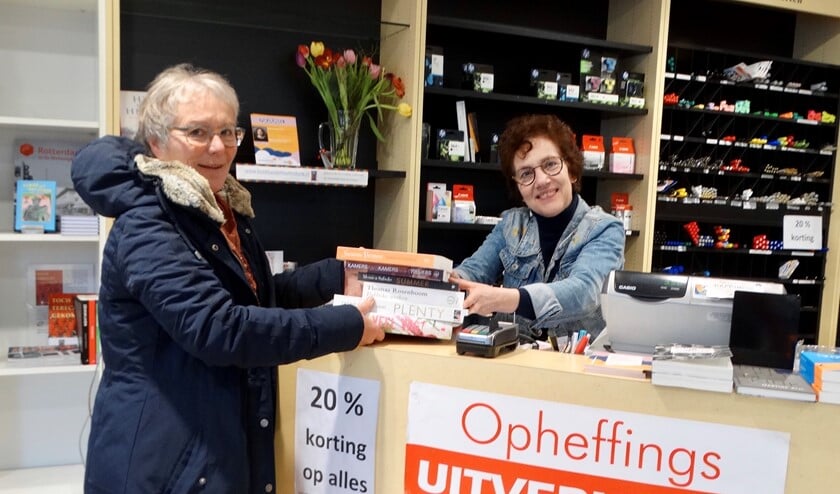 Klanten gaan met grote stapels de deur uit. (Foto: AvdH)