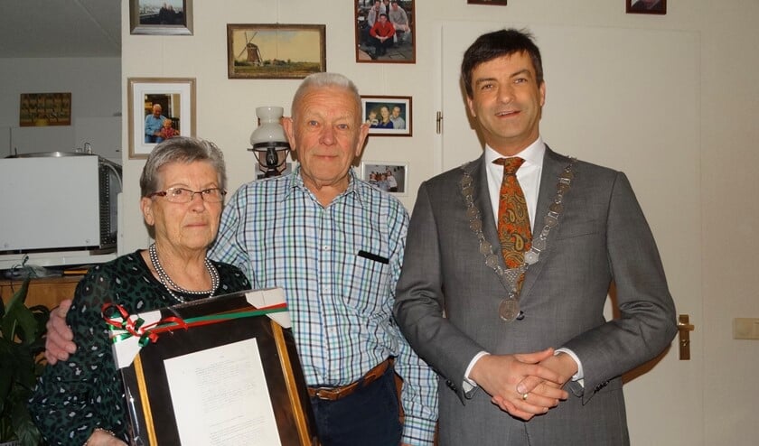Dick en Netta zijn erg blij met de ingelijste trouwakte, het ultieme bewijs van hun huwelijk. (Foto: AvdH)