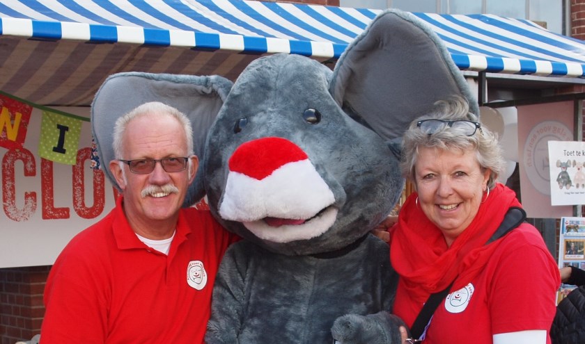 CBS De Acker zet zich de komende maanden in voor Stichting CliniClowns. Ambassadeurs Elly en Ad van Zuijlen kamen er over vertellen. (Foto: AN)