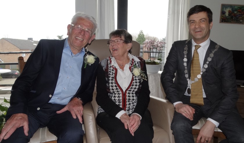 Als Bert vertelt over de eerste ontmoeting met zijn ‘goede vangst’, schiet ook de burgemeester in de lach. (Foto: AvdH)