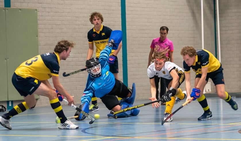 HBR verdedigt met overgave, maar verliest toch met 8-2 van Victoria. (Foto: Erik van Dort)