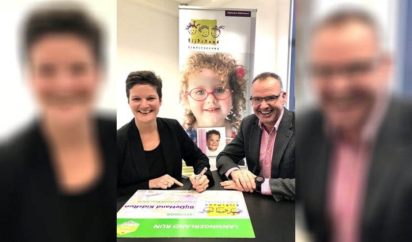 Susan Canter, regiomanager bij kinderopvangorganisatie BijDeHand, ondertekent het sponsorcontract. (Foto: PR)