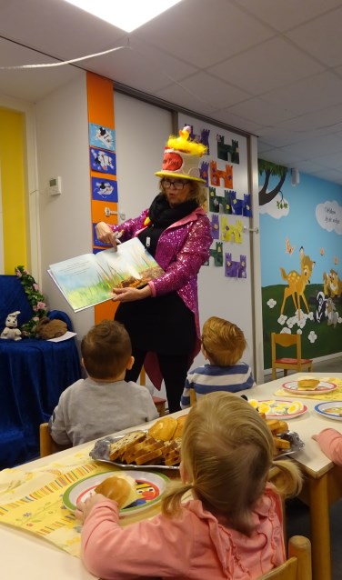 Tante Toet met haar voorleeshoed. (Foto: PR)