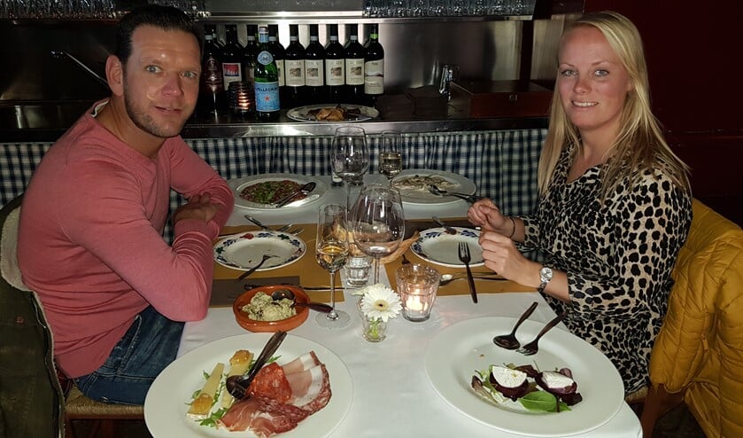 <p>Maartje, hier aan de dis met partner Leon, heeft het afgelopen burn-out-jaar gebruikt om zichzelf beter te leren kennen.<br><br></p>
