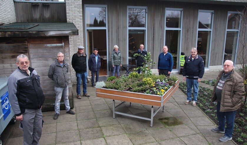 <p>Negen van de elf ‘tuinlieden’. Van links naar rechts: Bertus, John, Henk, Rinus, Annekke, Otto, Arie, Eef en Bas. Op de foto ontbreken Olga en Ben.</p>