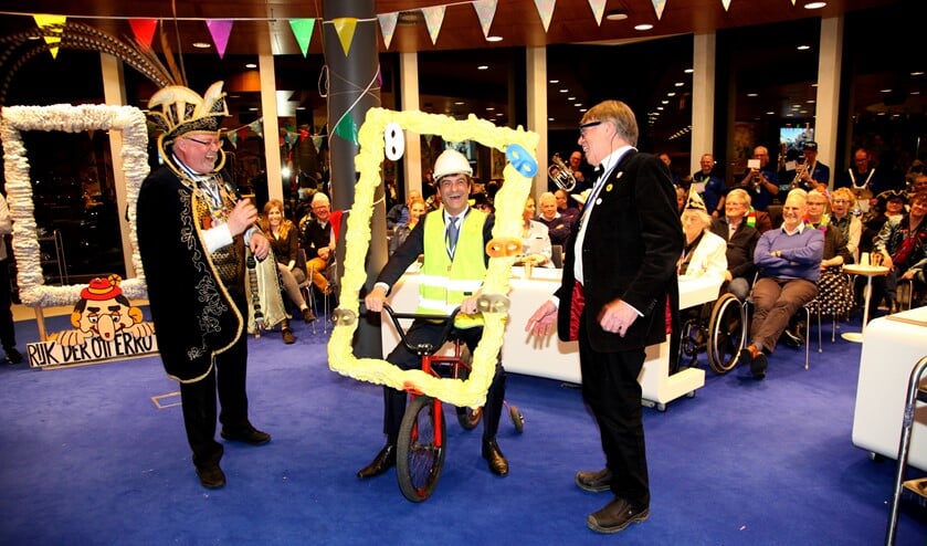 Burgemeester Van de Stadt op de 'selfiets'.