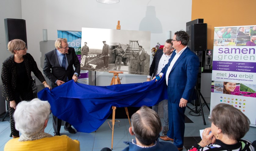 CvK Jaap Smit onthult een oude foto. De drie gefuseerde bedrijven hebben samen 226 jaar ervaring met plantenkweek.