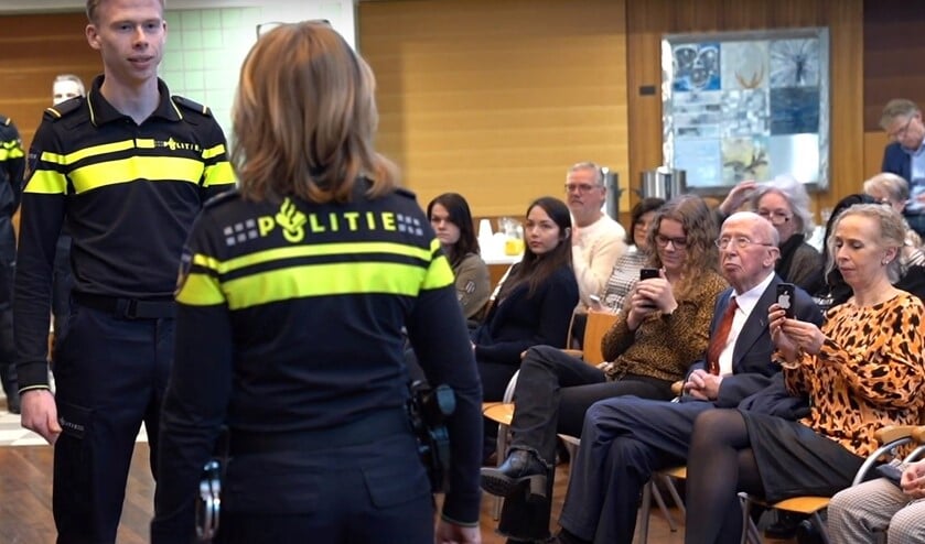 Jordy wordt beëdigd terwijl opa Jan toekijkt. (Foto: PR politie)