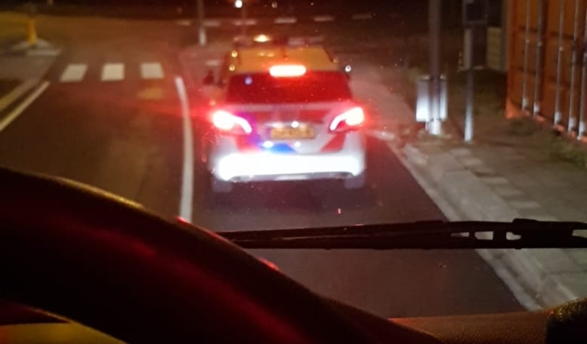 Samen met de politie zocht de chauffeur naar de veroorzaker van het ongeval.