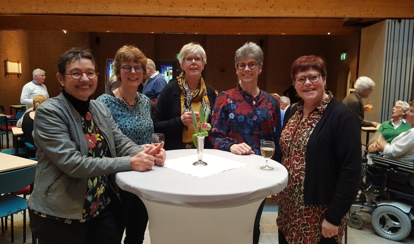 Josiane van Harn, Gerda Stougie, Renske Joustra, Eilaine van der Linde en Arlien Breugem. Anneke van Ginneken ontbreekt op de foto wegens vakantie.