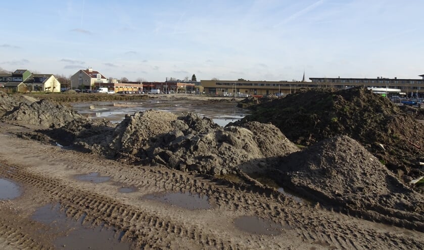 De voorbereidende werkzaamheden, het bouwrijp maken van het bouwterrein, zijn in volle gang.