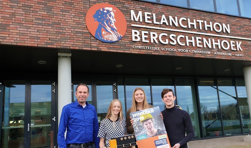 Docent Mark van der Ende, Karlijn, Floor en Sem.