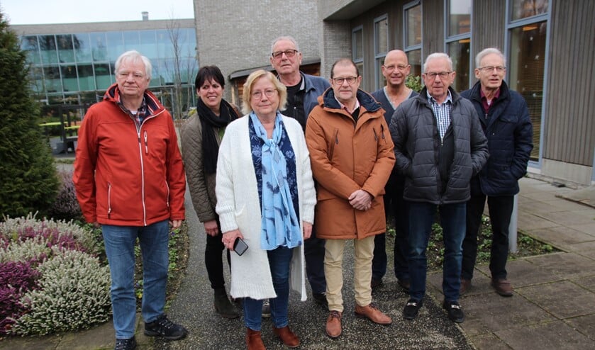 Het klusteam van Welzijn Lansingerland. Vlnr: Henk Rensman, Andy Perdaan, Anneliese van Strien, Jan van Willigen, Ben de Jong, Ton Groenewegen, Jan Maree en Aad Metselaar. Niet op de foto Ad en Cor.