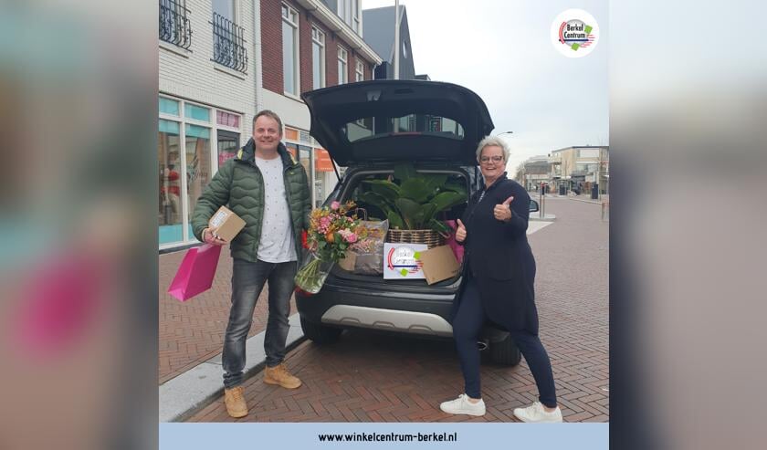 Dennis de Hoog en Angelique de Jonge brengen de bestellingen graag bij u thuis.
