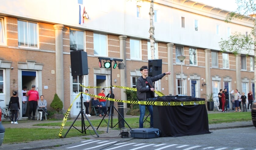 Kevin geeft een showtje weg, buurtbewoners aanschouwen het spektakel in de deuropening. (Foto: Spa Media)