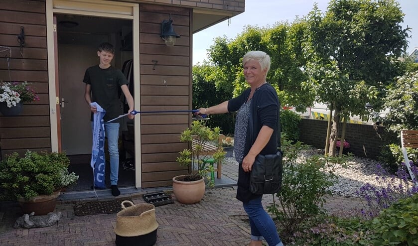Scholieren van het MBS kregen hun cijferlijst aan de deur bezorgd.