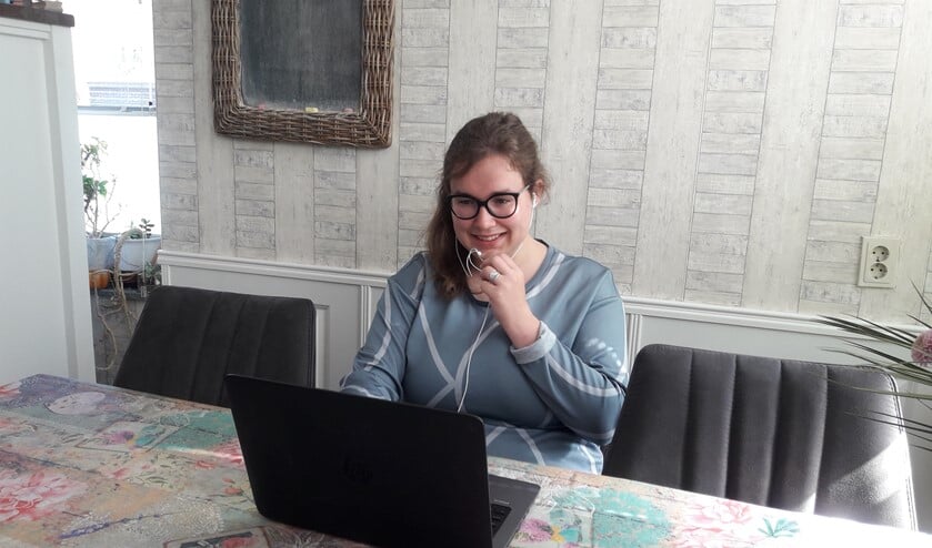 Miranda houdt contact met haar leerlingen door middel van videobellen.