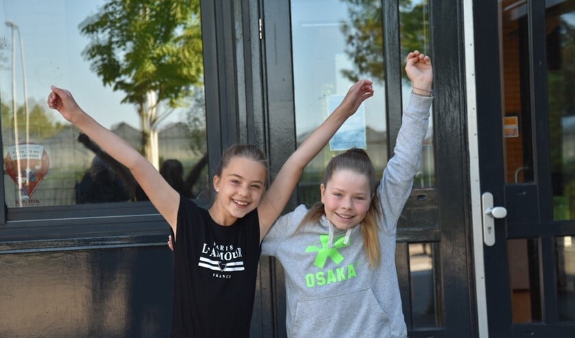 Anniek (links) en Ellemieke zijn blij dat ze weer naar school kunnen.