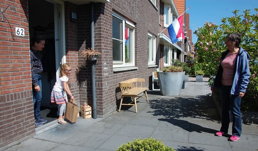 Het vijfduizendste boek wordt bezorgd. Het is vanaf deze week weer mogelijk om zelf een bezoek te brengen aan de bibliotheek.
